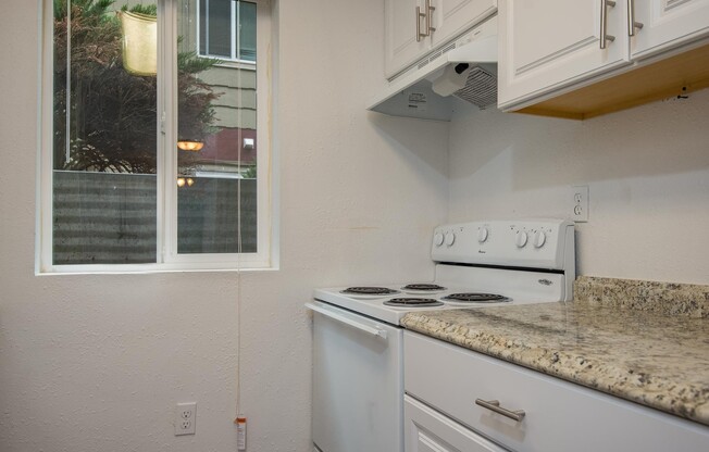 2 beds, 1 bath, 760 sqft, $1,375, Unit 75