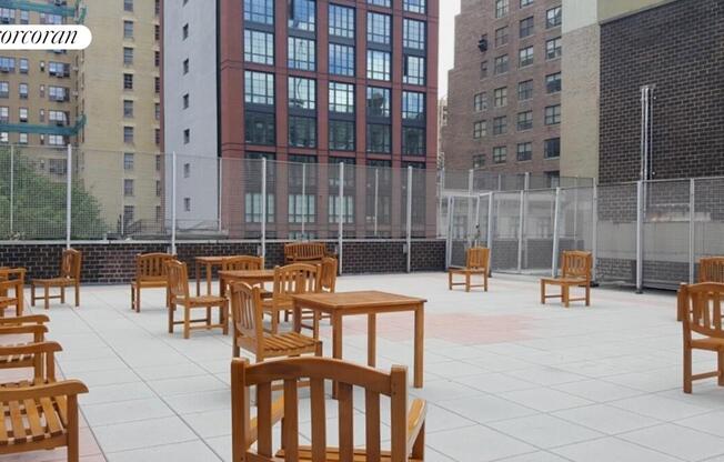 2 beds, 1 bath, $6,800, Unit 7D