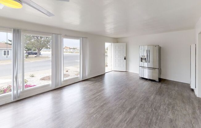 8BD/3BA, Large Yard w/ Turf!