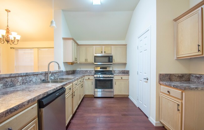 Beautifully-crafted 4/2/2 in great neighborhood close to parks and shops!