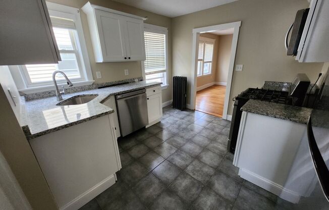 3 beds, 1 bath, $2,900, Unit Unit 2