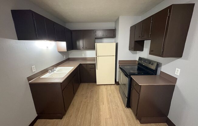 2 beds, 1 bath, 1,080 sqft, $850, Unit #10