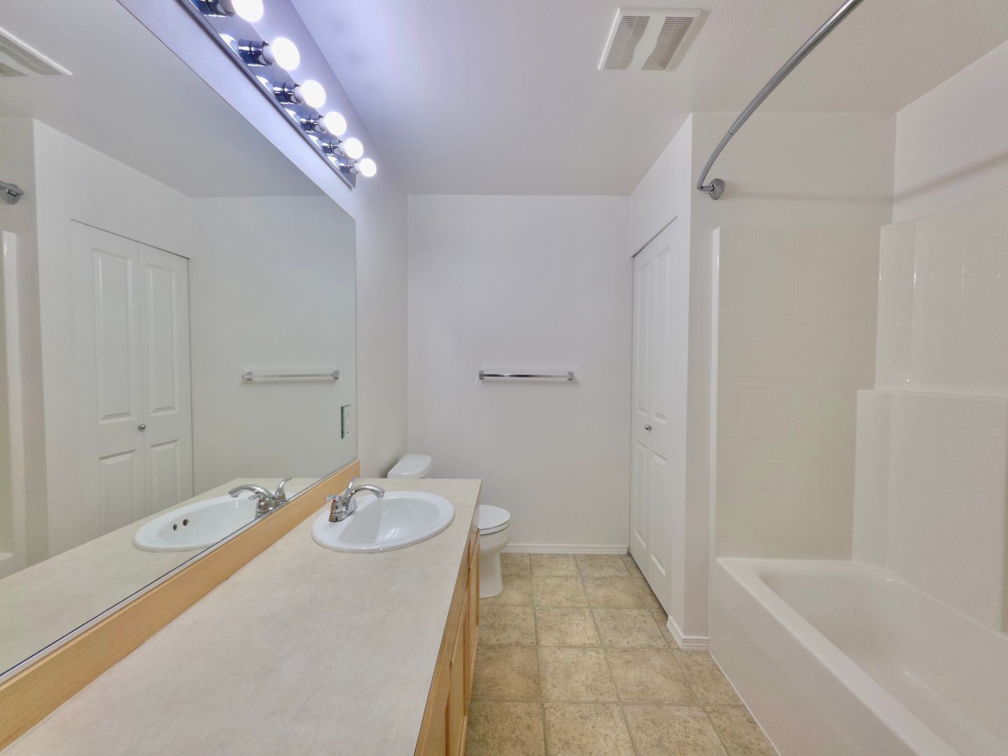 Beautiful condo in the heart of Lakeland Hills!