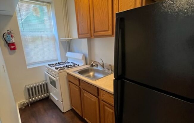 2 beds, 1 bath, $1,500, Unit 9