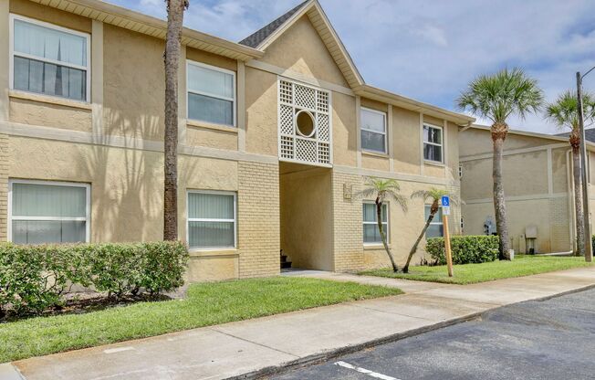 Spacious 2/2 Condo in Hawthorne Village - Orlando! Available Now!