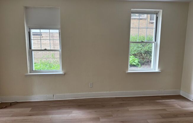 1 bed, 1 bath, 572 sqft, $1,350, Unit Old King Edward 1