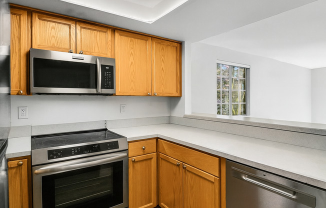 Beautiful 2 bed, 1.5 bath Townhome located in Edmonds $2395/mo.