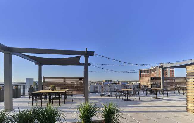 Modern common area at The Mint Rahway with stylish seating and tables, a luxury apartment rental near Rahway Train Station and Newark Airport.