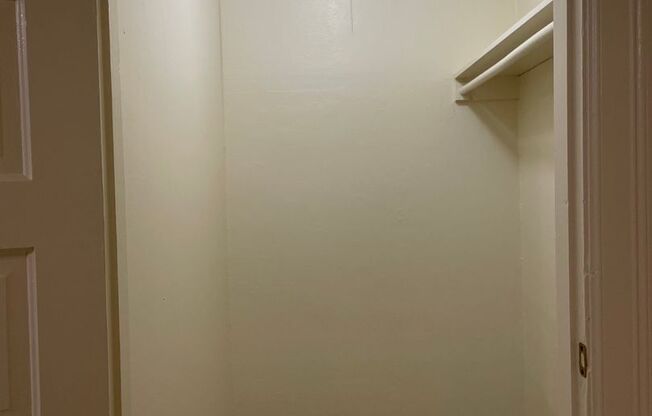 1 bed, 1 bath, 400 sqft, $1,195, Unit B