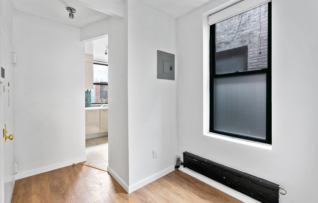 746 9 AVE