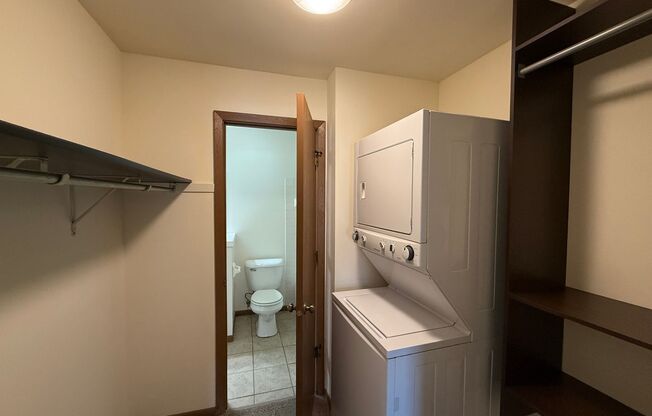 2 beds, 1 bath, 965 sqft, $1,625, Unit 7717CB