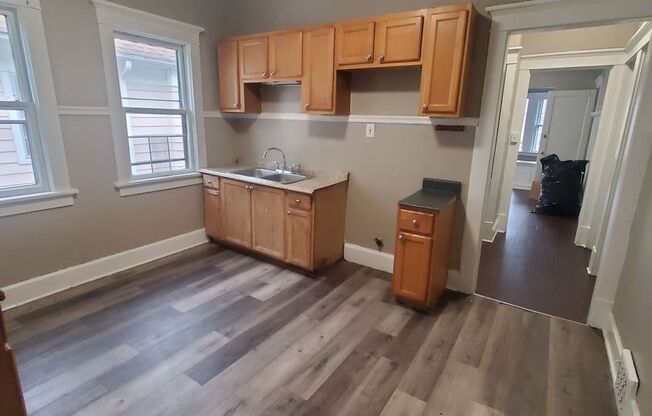 3 beds, 1 bath, 1,000 sqft, $995, Unit 2420 - Upper