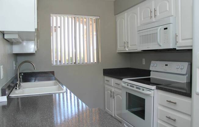Renovated 2x2 Condo Located in N Phoenix!