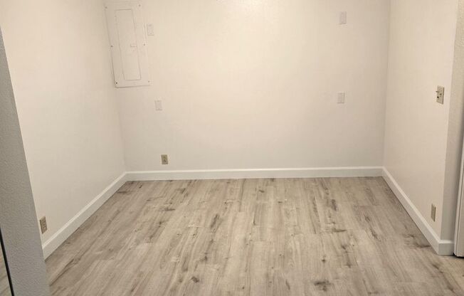 Large One Bedroom with oversized Garage on private quiet street