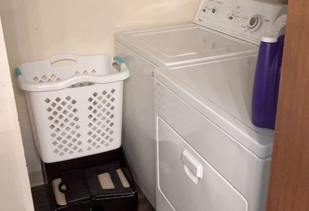 Nice 2 bed 2 bath second floor unit near Buckley Air Force base!