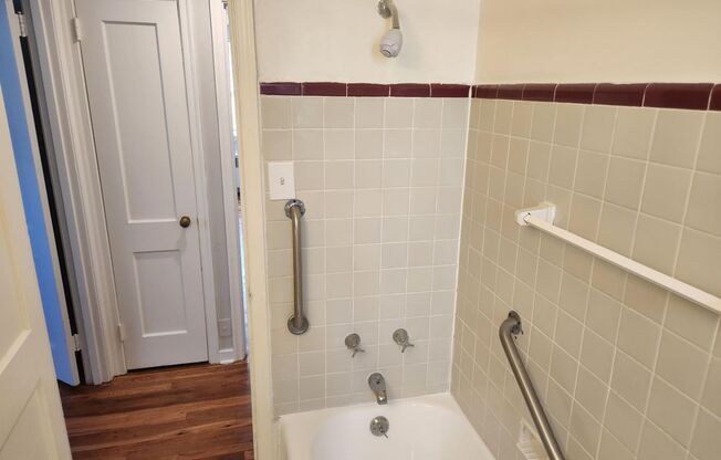 2 beds, 1 bath, 897 sqft, $2,235, Unit B-05