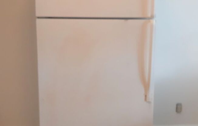 2 beds, 1 bath, 903 sqft, $1,250, Unit B-4