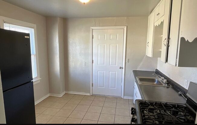 3 beds, 1 bath, $875