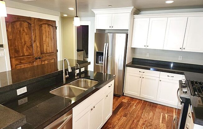 Well Appointed Townhome with Amenities