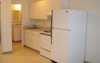 Studio, 1 bath, 420 sqft, $1,100, Unit 11