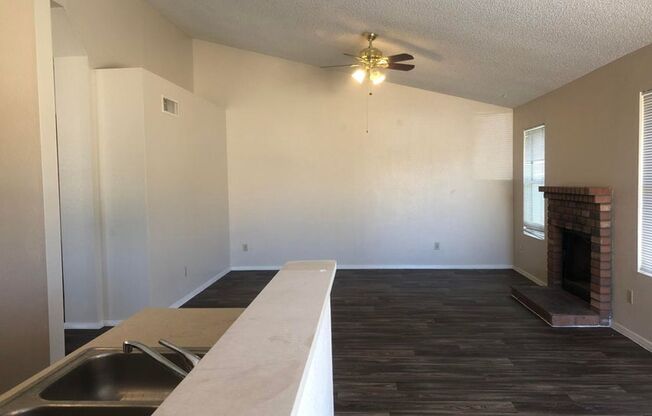 Spacious 3 Bedroom w/ Pool in Peoria