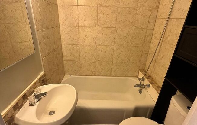 Studio, 1 bath, 420 sqft, $995, Unit 5