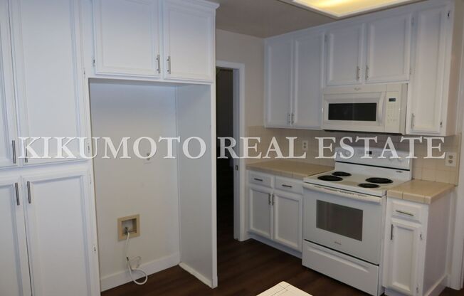 3 Bedrooms, 2 1/2 Baths Half-plex in the Pocket area