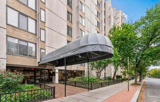 Logan Circle Spacious Efficiency w/Full Bath, All Utilities Included, Pool and 24 Hour Concierge
