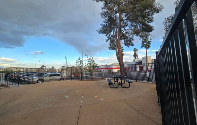 Studio, 1 bath, 400 sqft, $995, Unit 19