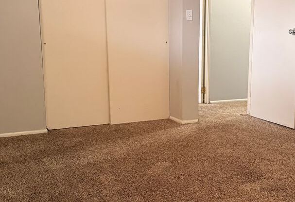 3 beds, 2 baths, $1,025