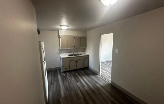 2 beds, 1 bath, $1,100, Unit 479 3rd St Unit 7