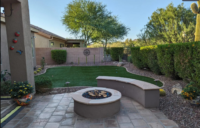 Welcome to Anthem Country Club offering a community golf course, guarded entrance, beautiful desert landscape with walking/biking trails and more!