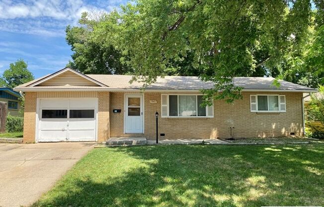 Great Three Bedroom, Close to Everything!