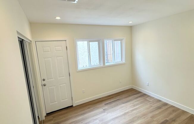 Front Unit, 2bd/1.5 bath with Central A/C and Heat and washer/dryer hookups