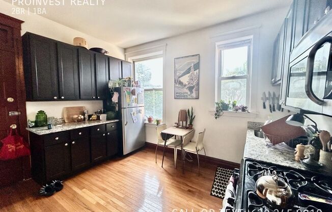 Available September 1st! Spacious Top-Floor 1bed/1bath + Den in Historic Wicker Park Neighborhood!