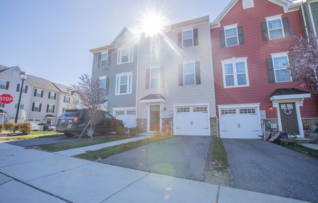 Beautiful 3 BR/2.5 BA Townhome in Brooklyn Park!