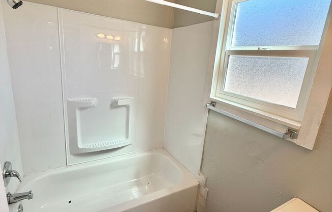 2 beds, 1 bath, $1,050, Unit Unit 1