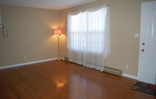 3 beds, 1 bath, $1,325