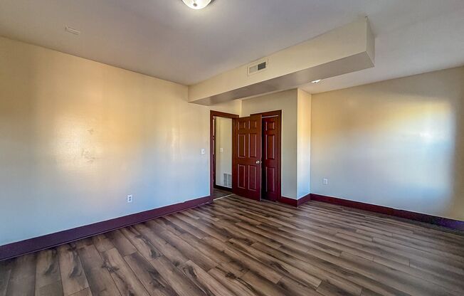 3 beds, 1 bath, $1,950, Unit 2L