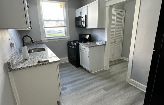 3 beds, 2 baths, $1,600, Unit 2206 Roslyn Ave Unit 2