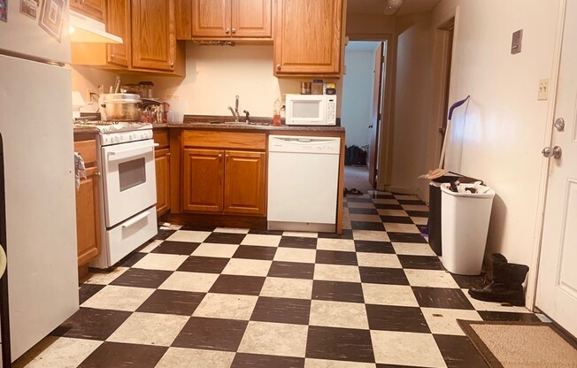 3 beds, 1 bath, $4,700, Unit 2