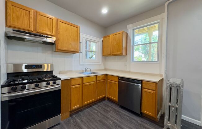 Charming 3 Bedroom/2 Bathroom Apartment in Hardwood Neighborhood, MD!