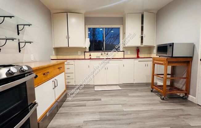 ONE MONTH FREE! Cozy Move-In Ready 3 Bedrooms / 2 Bathroom Eastmont Hills Home