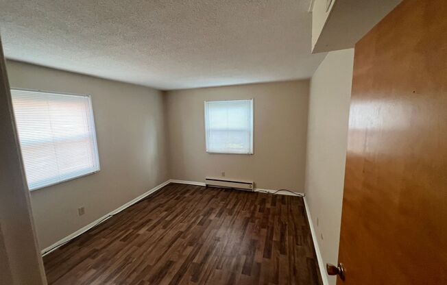 2 beds, 1 bath, $1,000, Unit APARTMENT 2