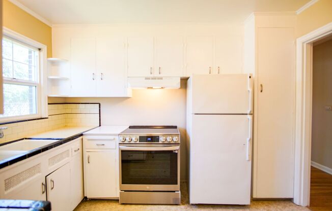 Irvington: Spacious 2 Bdr w/Hardwoods, Built-ins + Charm!