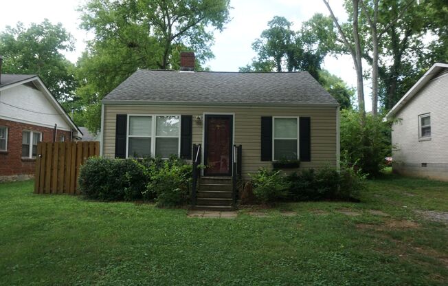 Cozy 2 Bed/1 Bath Single Family Home in East Nashville, Fenced Yard, Dogs allowed