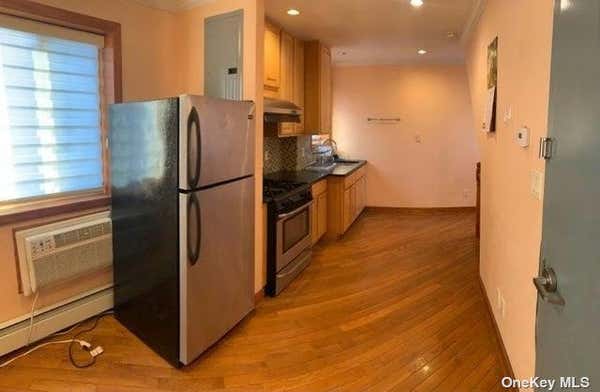 2 beds, 1 bath, $2,400