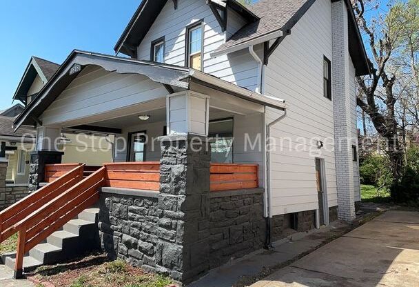 Beautiful 3 Bedroom 1 Bathroom Home in Kansas City!