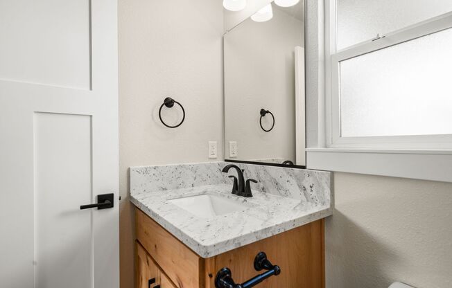 Studio, 1 bath, $1,275, Unit 1122 W Sacramento