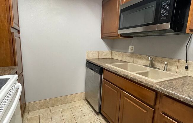 1 MONTH FREE!! 2B/1B Upper Level Condo in Cottonwood Villas - Available NOW!